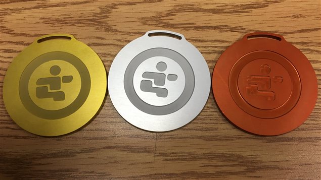 Les médailles qui seront remises aux gagnants des Jeux du Québec de Montréal et d'Alma Les médailles qui seront remises aux gagnants des Jeux du Québec de Montréal et d'Alma