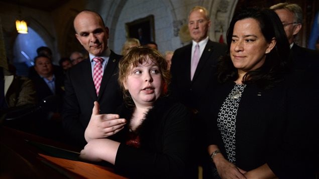 Charlie Lowthian-Rickert, qui est transgenre, a pris la parole après la ministre Wilson-Raybould. « Je me sens plus en sécurité » avec cette loi, a-t-elle dit. « Cela nous donne de l’espoir et va améliorer notre avenir. Nous pourrons être mieux acceptés et plus heureux. » Charlie Lowthian-Rickert, qui est transgenre, a pris la parole après la ministre Wilson-Raybould. « Je me sens plus en sécurité » avec cette loi, a-t-elle dit. « Cela nous donne de l’espoir et va améliorer notre avenir. Nous pourrons être mieux acceptés et plus heureux. »