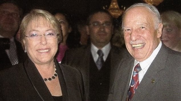 La presidenta de Chile, Michelle Bachelet y Osvaldo Nuñez, ex diputado federal canadiense y miembro del directorio de los chilenos residentes en el extranjero. 