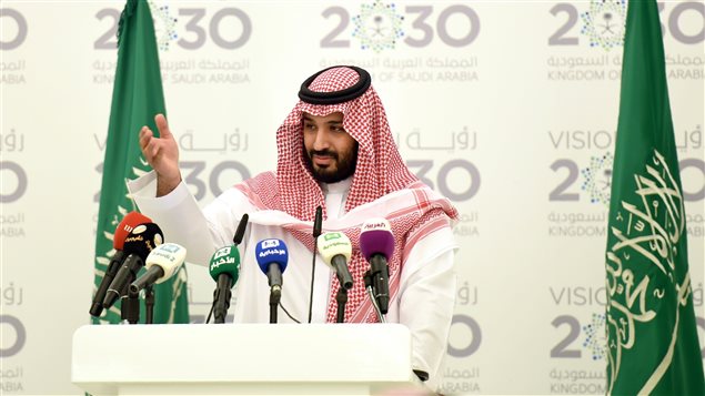 ولي ولي العهد السعودي الأمير محمّد بن سلمان خلال مؤتمر صحافي في الرياض في 25-04-2016