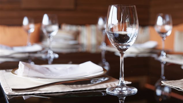 Une table de restaurant Une table de restaurant