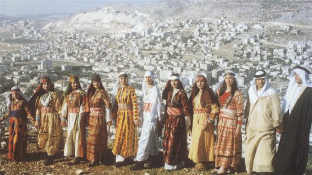 نساء ورجال يرقصون الدبكة في نابلس (أرشيف).  