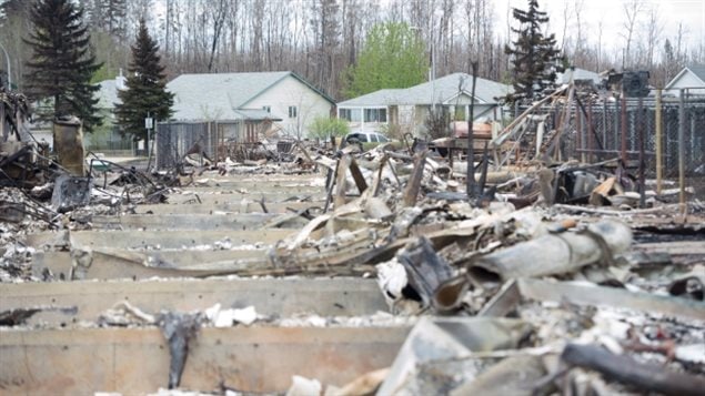  Après l’épisode apocalyptique des incendies qui ont détruit plus de 2900 km2 de forêt, plusieurs biens et maisons à Fort McMurray au nord de l’Alberta, les sinistrés qui ont été forcés de quitter la ville, vont bientôt regagner leurs maisons bien que plusieurs foyers de ces brasiers demeurent encore actifs.