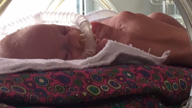 Un bébé prématuré au centre néo-natal
