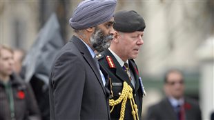 Le ministre de la Défense Harjit Singh Sajjan et le chef d’état-major de la Défense Jonathan Vance