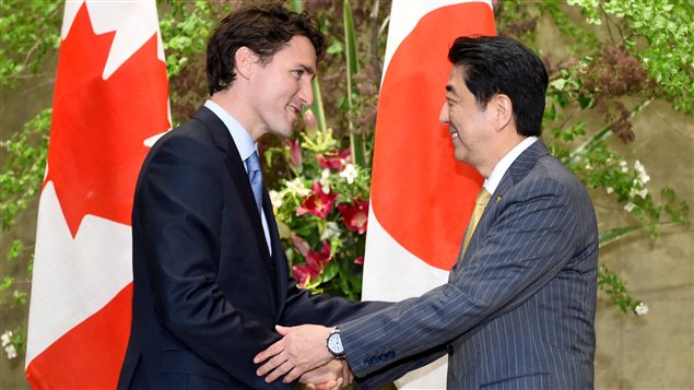 Justin Trudeau a rencontré son homologue Shinzo Abe, mardi, à Tokyo. 