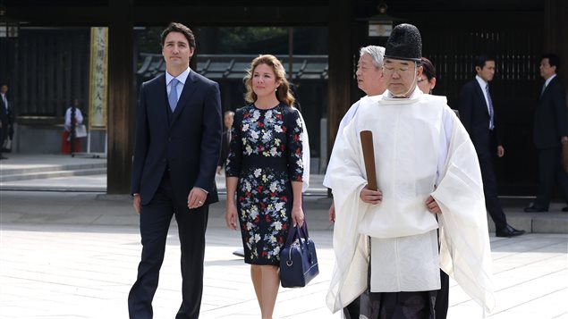  Canadian Prime Minister Justin Trudeau, left, and wife Sophie Gregoire Trudeau, second left, visit the Meiji Shrine, escorted by a shinto priest in Tokyo, Japan, on Tuesday, May 24, 2016. 