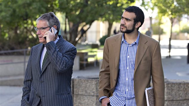 Omar Khadr (à droite) en compagnie de son avocat Dennis Edney.