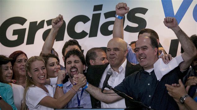 Lilian Tintori, Freddy Guevara, Jesús Torrealba y Julio Borges festejan el 7 de diciembre 2015, la toma de control por la oposición de la Asamblea Nacional venezolana. 