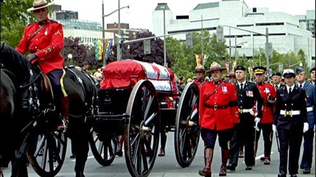 The remains of an unknown Canadian soldier who fell in the First World War, are carried to their final resting spot at the base of the National War Memorial in Ottawa on May 28, 2000 after lying in state in the Canadian Parliament.