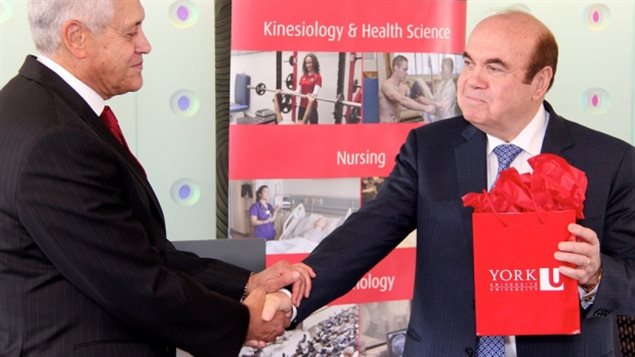 Le président de l’Université York de Toronto serre la main de Dahdaleh en Octobre dernier alors qu’il venait y faire un don de 20 millions de dollars. Photo crédit : York University