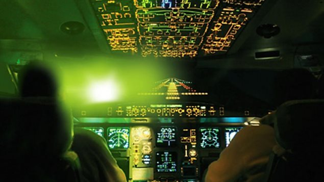 Les frappes laser sont une source de distraction pour les pilotes, causent un éblouissement qui nuit à leur vision ou, pire encore, les aveuglent temporairement. Après avoir reçu le faisceau lumineux d’un laser dans les yeux, les pilotes disent souvent souffrir d’une irritation des yeux ou d’une sensibilité à la lumière, ce qui pourrait sérieusement nuire au pilotage sécuritaire de l’appareil.Photo crédit : Transport Canada