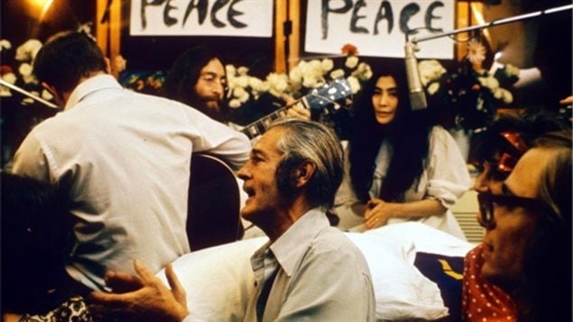Give peace a chance Left to right: Rosemary Leary (face not visible), Tommy Smothers (with back to camera), John Lennon, Timothy Leary, Yoko Ono, Judy Marcioni and Paul Williams