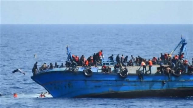 Estas imágenes, tomadas por los guardacostas italianos, muestran una embarcación que naufragó, ayer -miércoles- en el Mediterráneo. Un nuevo naufragio ocurrió hoy frente las costas de Libia dejando 20 migrantes muertos.  