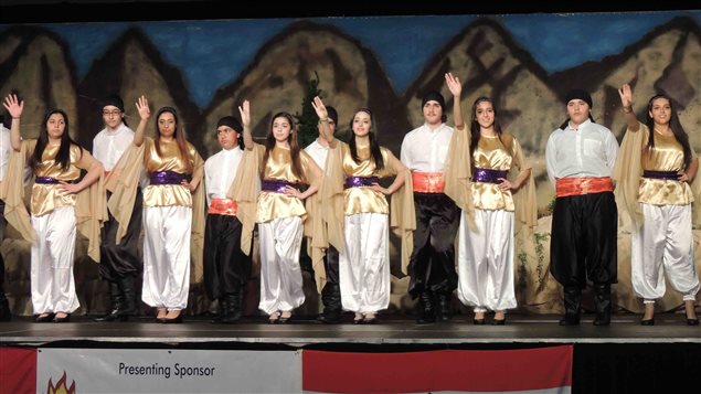 عرض راقص للدبكة اللبنانية