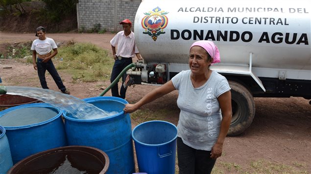 Camión cisterna repartiendo agua en Tegucigalpa, Honduras en agosto de 2014.