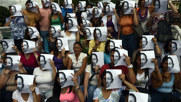 Un grupo, mayoritariamente de mujeres que perdieron un familiar debido a la violencia, participa en una manifestación para protestar contra la inseguridad en Caracas, el 28 de julio de 2012.