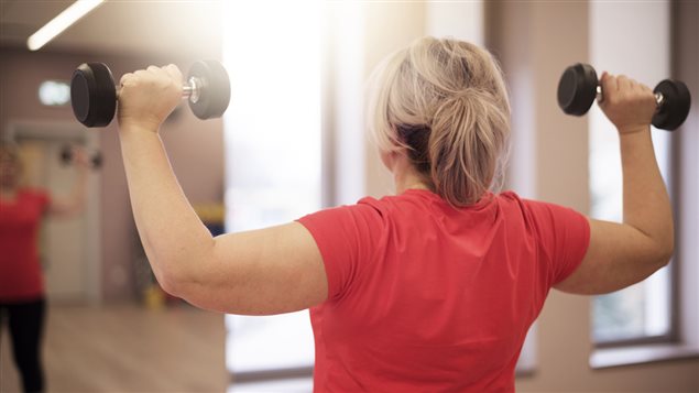 Une femme exécutant un programme d'entraînement Une femme exécutant un programme d'entraînement