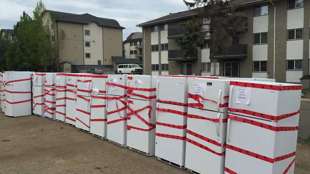 Des réfrigérateurs prêts à être installés dans un complexe d'appartements à Fort McMurray 