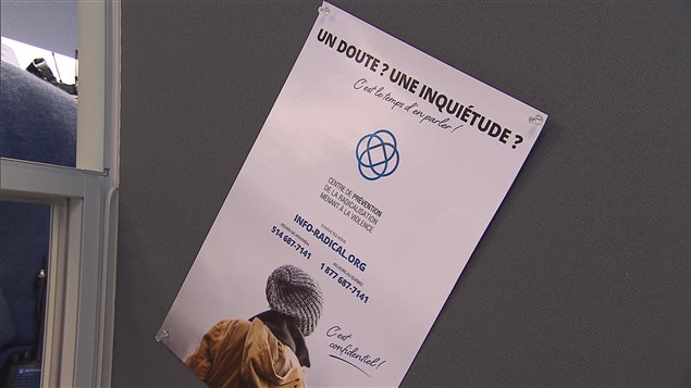 Une affiche du Centre de prévention de la radicalisation menant à la violence à Montréal.