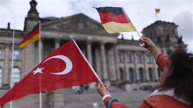 Manifestantes turcos contra el reconocimiento del genocidio armenio frente al Bundestag.