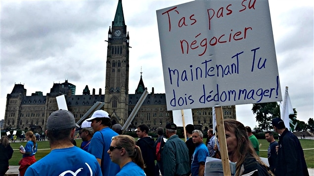 Des producteurs laitiers manifestent sur la colline du Parlement, à Ottawa.