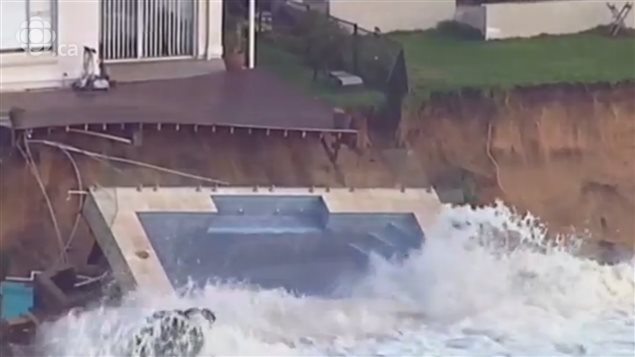 La fuerza de las olas, las lluvias y la tempestad causaron destrozos materiales y pérdidas de vidas en Australia. 