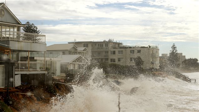 Las fuertes olas, de más de 12 metros de alto, golpearon fuertemente las casas ubicadas en las costas australianas obligando a la evacuación de cientos de residentes, en la ciudad de Sídney. 