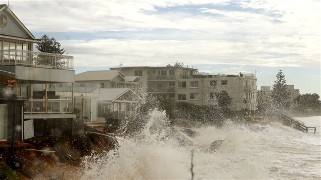 Las fuertes olas, de más de 12 metros de alto, golpearon fuertemente las casas ubicadas en las costas australianas obligando a la evacuación de cientos de residentes, en la ciudad de Sídney.