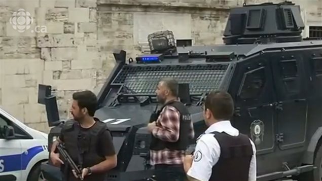 11 muertos y 36 heridos dejó el atentado contra un autobús de la policía cerca del centro histórico de la antigua ciudad turca de Estambul. 