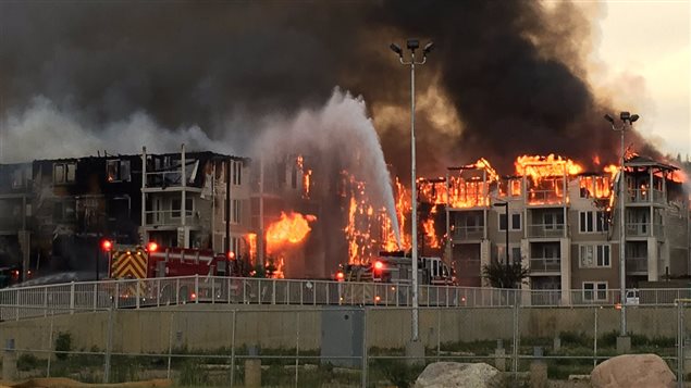 نيران حريق الغابات تلتهم مباني سكنية في مدينة فورت ماكموري في حزيران (يونيو) الفائت.