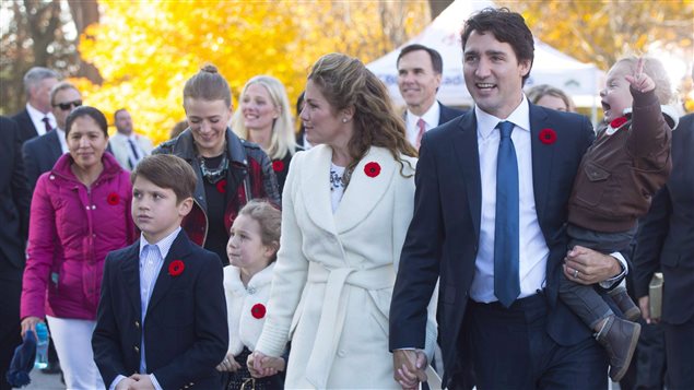 Marylou Trayvilla, con chaqueta rosada, acompaña la familia Trudeau en noviembre 2015.