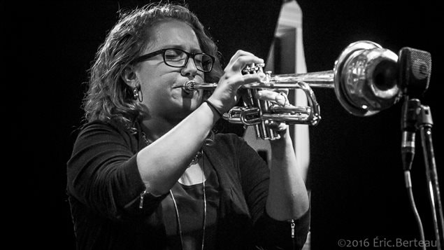 La virtuosidad de sus notas cuando toca la trompeta y la increible capacidad creativa de sus composiciones, hacen de Rachel Therrien una verdadera referencia del jazz. Su última producción, de inspiración colombiana, es una deliciosa mezcla de improvisación y diálogo. 