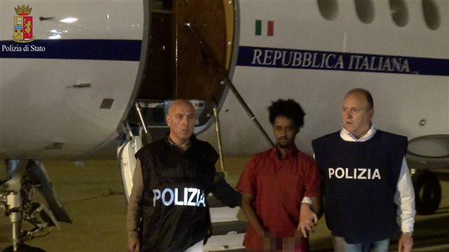 Medhane Yehdego Mered cuando llegó al aeropuerto de Palermo, Italia, luego de ser extraditado desde Sudán. 