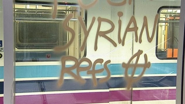 Actos de vandalismo racistas en las ventanas de tren en Calgary, Alberta, en diciembre 2015.