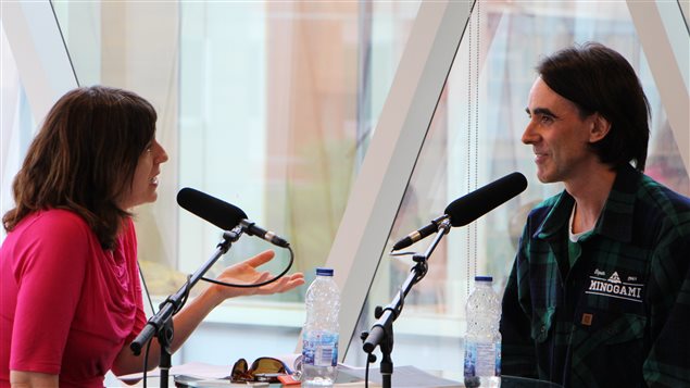 L'animatrice Marie-Louise Arsenault en conversation avec l'auteur Biz pour la série « Les incontournables, portraits d'auteurs » enregistrée à la Bibliothèque Marc-Favreau, à Montréal en juin 2016. L'animatrice Marie-Louise Arsenault en conversation avec l'auteur Biz pour la série « Les incontournables, portraits d'auteurs » enregistrée à la Bibliothèque Marc-Favreau, à Montréal en juin 2016.