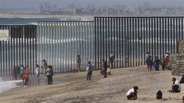 Mexicanos en la playa de Tijuana, separados de Estados Unidos por un muro. 10 de abril de 2016.