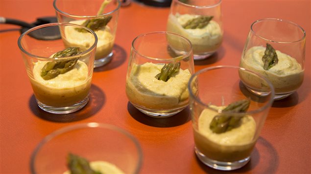 Verrines de mousse d'asperges sur crème d'avocat Verrines de mousse d'asperges sur crème d'avocat