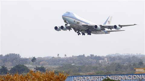L’avion du président des États-Unis, Barack Obama décolle de l’aéroport international de Cuba, le 22 mars 2016.