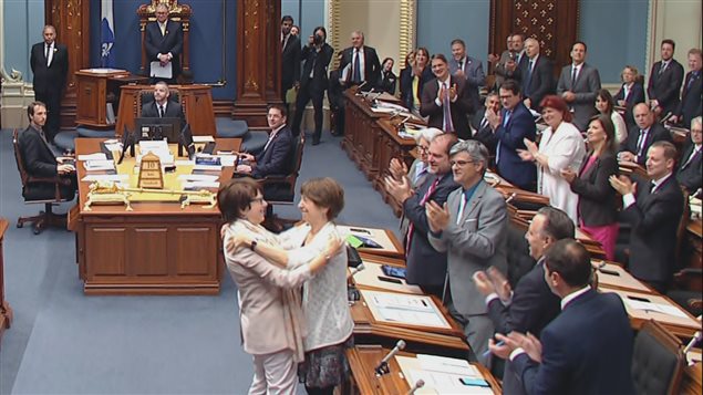 Las hermanas Françoise et Hélène David,se abrazan en el Parlamento de Quebec después de la adopción del proyecto de ley 492