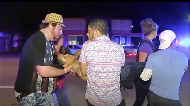 Un herido es transportado fuera de la discoteca Pulse, en Orlando, Florida. 