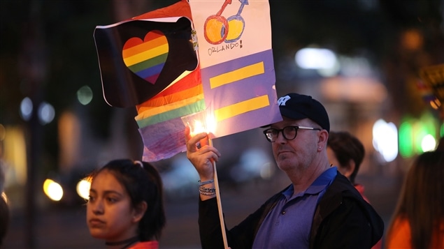 Des hommes, des femmes et des enfants, de toute nationalité et orientation sexuelle, se sont rassemblés à travers le monde pour rendre hommage aux victimes d'Orlando. Des hommes, des femmes et des enfants, de toute nationalité et orientation sexuelle, se sont rassemblés à travers le monde pour rendre hommage aux victimes d'Orlando.