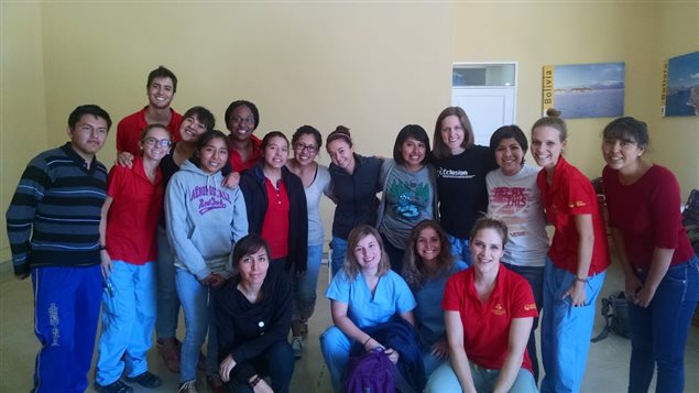 Dra. Marie-Christine Torchon con estudiantes de la Universidad de Quebec en Trois Rivières, en misión en Cochabamba, Bolivia. 