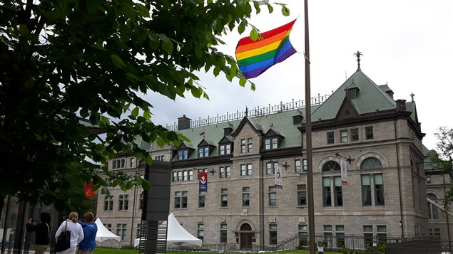 La Ville de Québec a mis en berne le drapeau arc-en-cien au lendemain de la tuerie dans un bar gay d’Orlando.