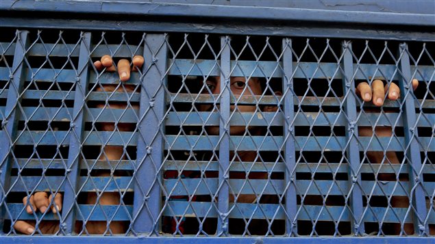 Un vehículo “jaula” transportando a algunos de los detenidos a su audiencia en el edifico de la corte, en Dhaka, Bangladés. Hasta el lunes 13 de junio del 2016, las detenciones alcanzaban las 8000 personas. Las autoridades quieren poner fin a una serie de acciones violentas contra minorías religiosas, blogueros e intelectuales.     