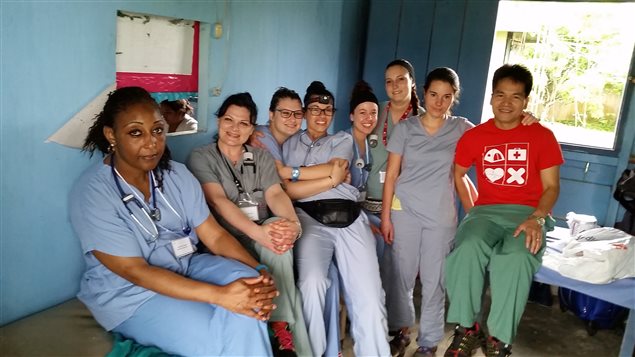 Dr. Thanh Liem Nguyen y la Dra. Audrey Lessard con estudiantes en la clínicas de Mazan, Perú. 