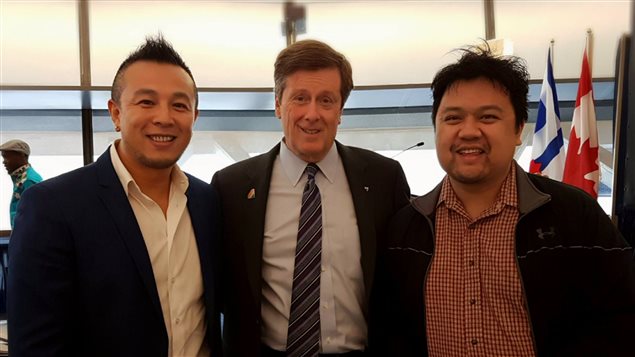 今年5月,ACAS机构负责人Steven Shi (左)、Paul Cadiente (右)与多伦多市长John Tory一起参加市政府主办的反恐同早餐会。
