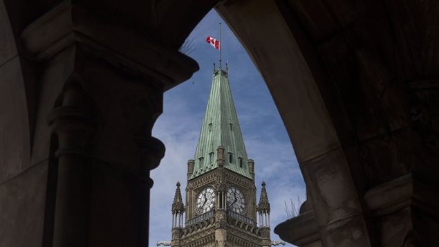 العلم الكندي منكس على مبنى البرلمان حدادا على ضحايا مجزرة أورلندو 