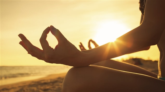 Une femme faisant de la méditation Une femme faisant de la méditation