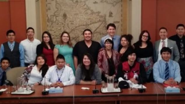  une vingtaine de jeunes de la Nation Nishnawbe Aski autour du premier ministre du Canada, Justin Trudeau